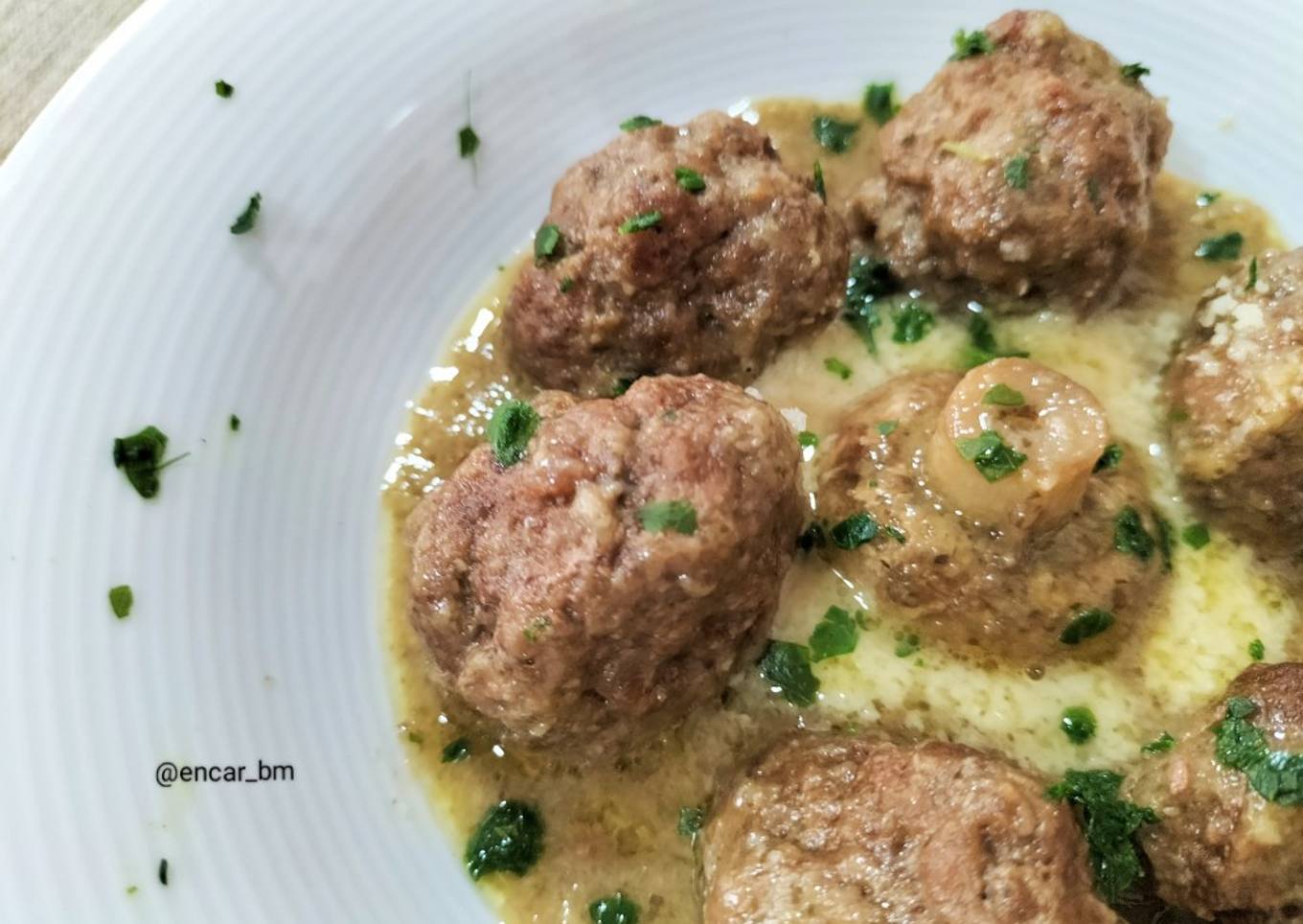 Albóndigas Angus en salsa de portobello y grana padano