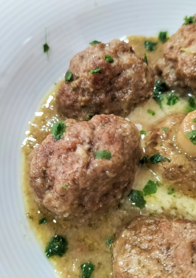 Una foto de Albóndigas Angus en salsa de portobello y grana padano