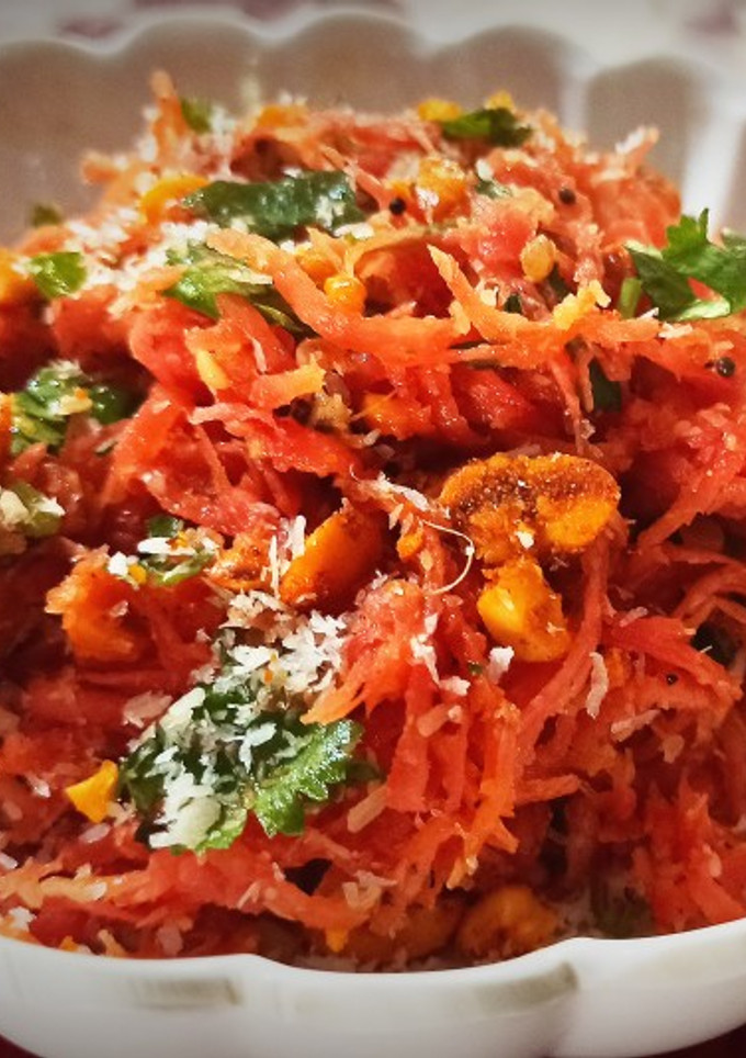 ગાજર કોશીમ્બીર (Gajar Koshimbir Recipe in Gujarati) રેસીપી મુખ્ય ફોટો