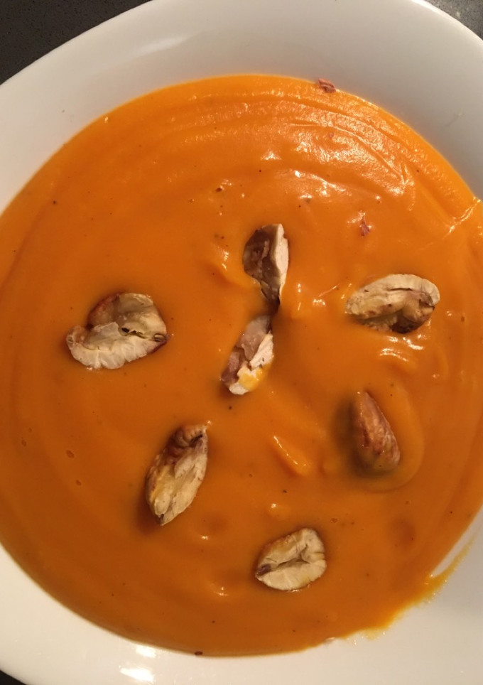 Una foto de Crema de calabaza con leche de coco y castañas