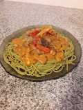 Fideos de espinaca con vegetales salteados