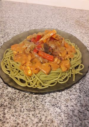 Una foto de Fideos de espinaca con vegetales salteados