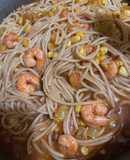 Espaguetis de salsa roja con camarones