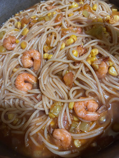 Una foto de Espaguetis de salsa roja con camarones