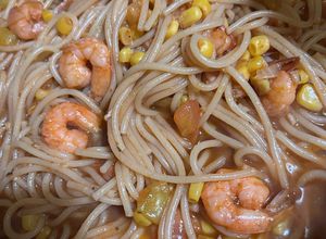 Una foto de Espaguetis de salsa roja con camarones