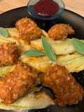 Pollo croccante al corn flakes con fiori di zucca in pastella e salsa alle ciliegie