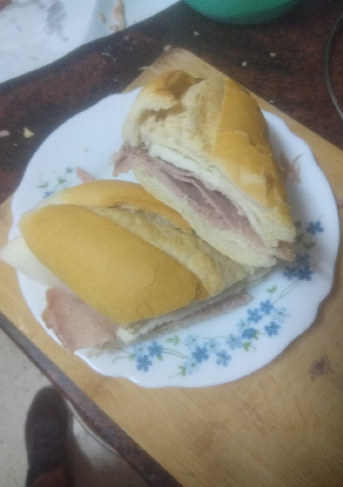 Una foto de Bocadillo de pata asada y queso majorero