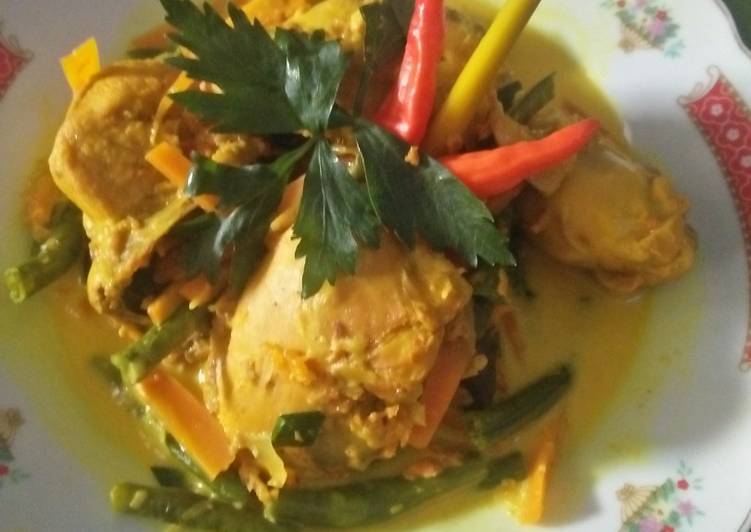 Chicken pesmol with coconut gravy, long bean and carrot