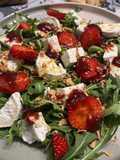 Ensalada de rúcula,rulo de cabra,queso de Burgos,fresas y mermelada casera !!!