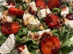 Foto principal de Ensalada de rúcula,rulo de cabra,queso de Burgos,fresas y mermelada casera !!!