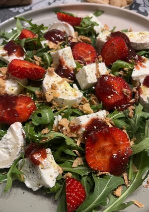 Una foto de Ensalada de rúcula,rulo de cabra,queso de Burgos,fresas y mermelada casera !!!