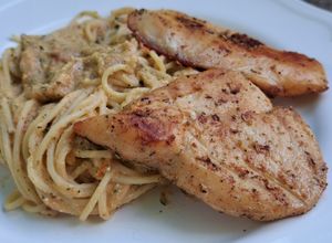 Cukkinikrémes spagetti grillezett csirkemellel recept fotója