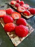 Snack Giữa Ngày Với Cracker, Nutela Và Dâu Tây