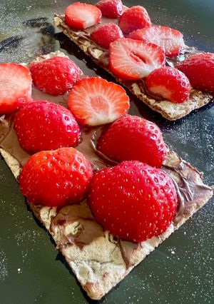 Hình của món Snack Giữa Ngày Với Cracker, Nutela Và Dâu Tây.