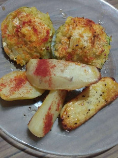 Una foto de Zapallitos al horno relleno con arroz 😋