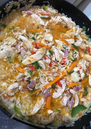 Una foto de Pollo con arroz y verduras