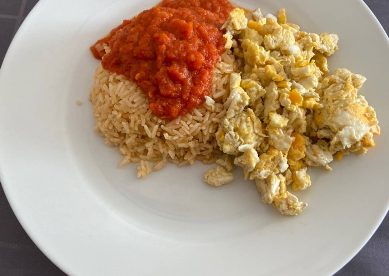 Arroz a la cubana con huevo revuelto