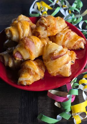 Sajtos-sonkás mini croissant recept fotója