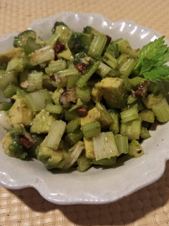 Una foto de Ensalada de apio, palta y nuez