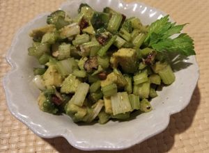 Una foto de Ensalada de apio, palta y nuez