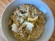 Une photo de orzo poulet