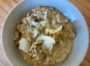 Une photo de Orzo crémeux poulet / champignons / parmesan 🐓🍄🟫