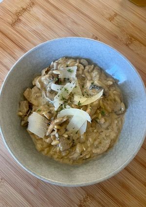 Une photo de Orzo crémeux poulet / champignons / parmesan 🐓🍄🟫