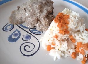 Una foto de Pollo en crema de champiñones
