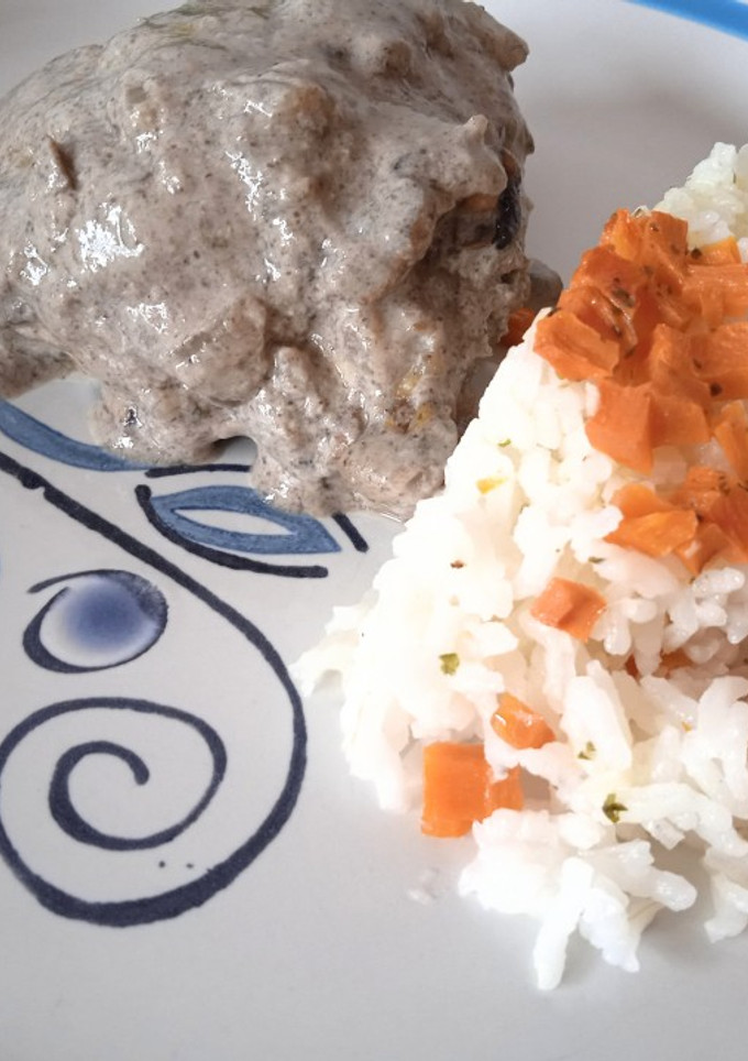 Una foto de Pollo en crema de champiñones