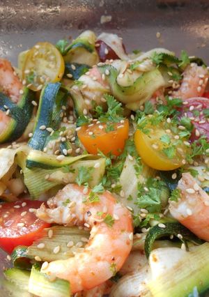 Une photo de Tagliatelles de courgettes crues marinées et crevettes
