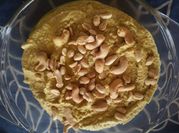 Una foto de humus con zanahoria