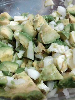 Una foto de Ensalada de palta y cebolla