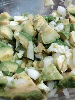 Una foto de Ensalada de palta y cebolla