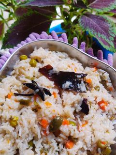 व्हेजिटेबल पुलाव (vegetable pulav recipe in marathi) रेसिपी चे मुख्य फोटो