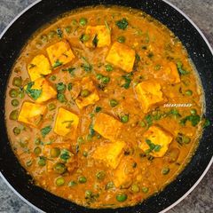 A picture of Matar paneer.