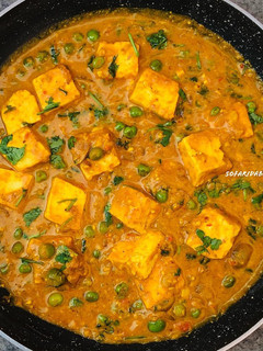 A picture of Matar paneer.