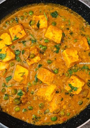 A picture of Matar paneer.