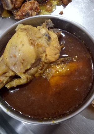 A picture of Assal Gavran Chicken Rassa.