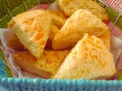 Una foto de scons de queso