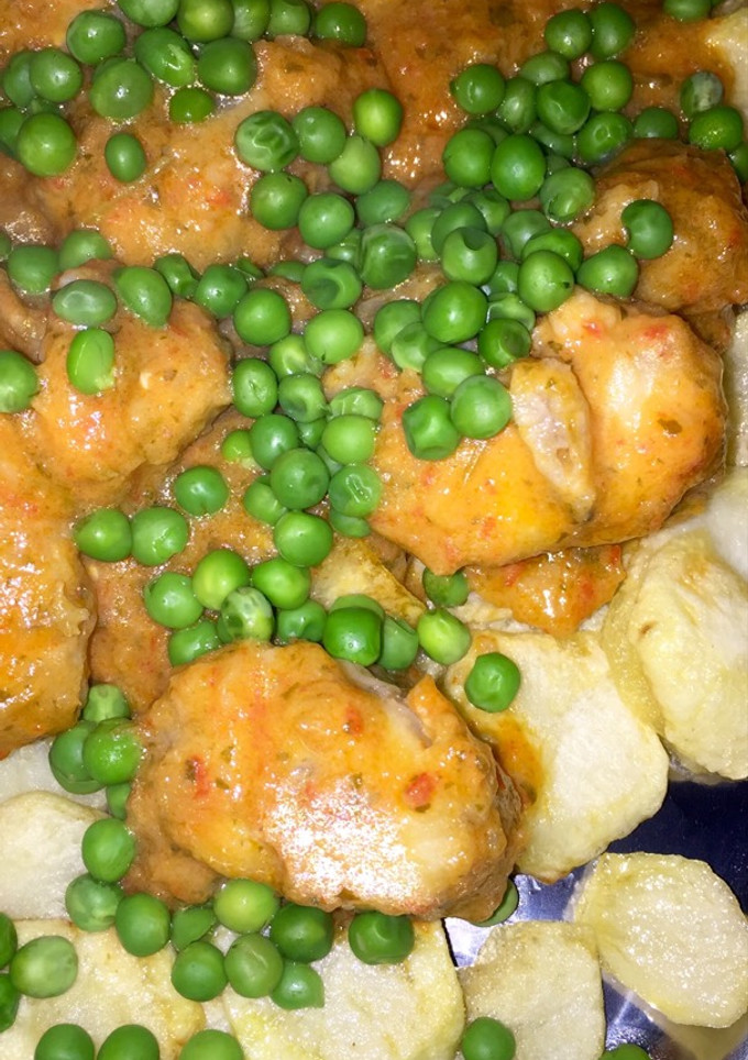 Una foto de Rape en salsa roja con guisantes