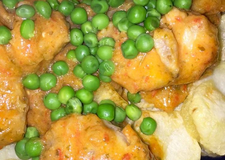 Rape en salsa roja con guisantes