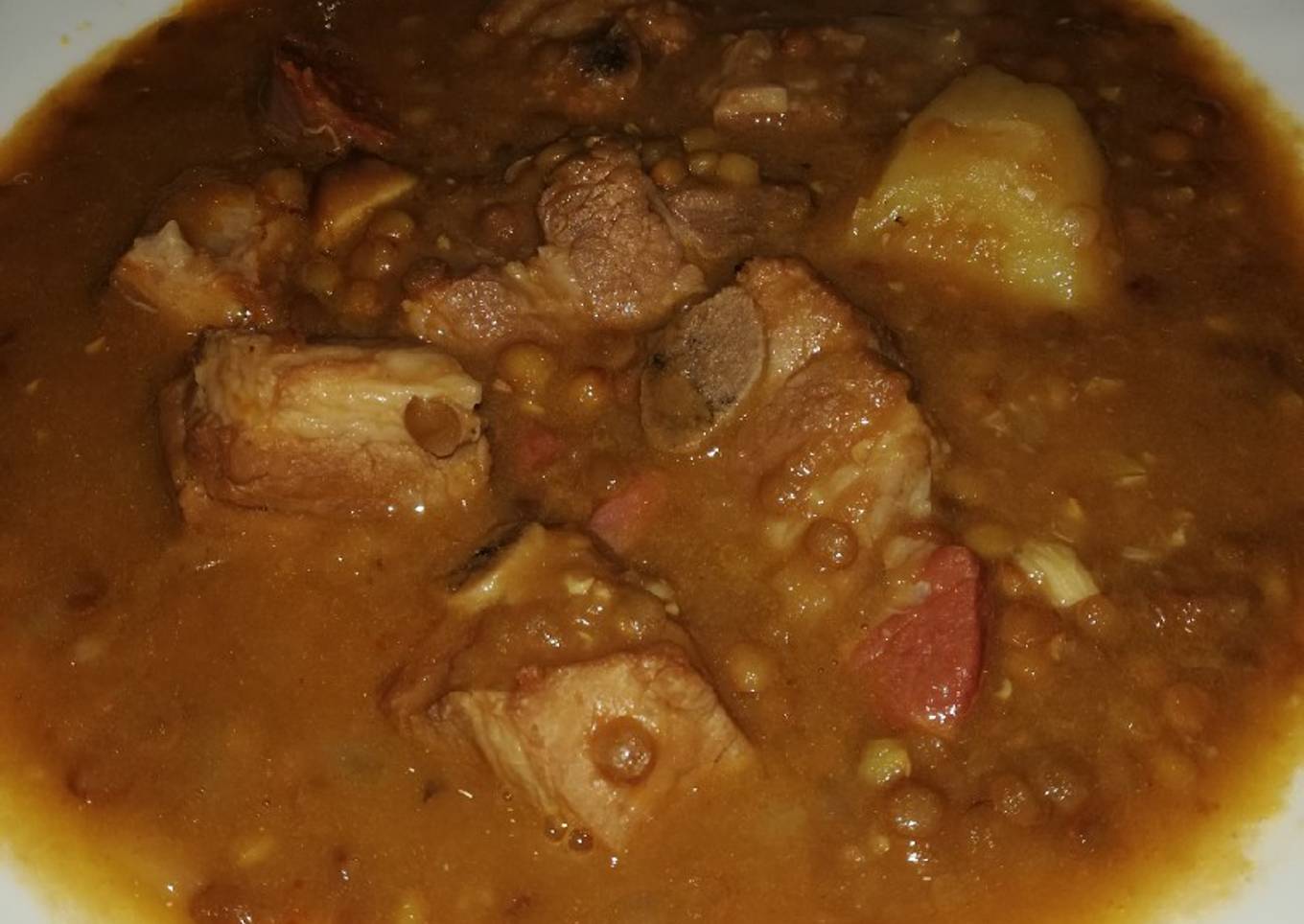 Lentejas con costilla, jamón y chorizo