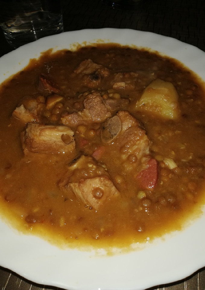 Una foto de Lentejas con costilla, jamón y chorizo