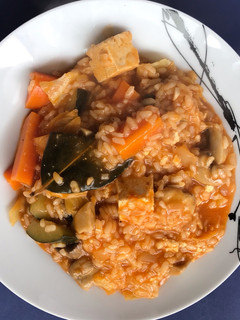 Una foto de Arroz meloso con verduras y tofu