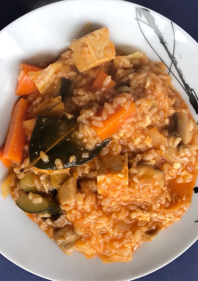 Una foto de Arroz meloso con verduras y tofu