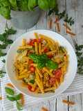 Sedanini di lenticchie con pomodorini pachino e carciofini