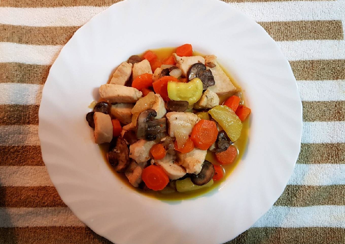 Salteado de pollo con verduras y setas