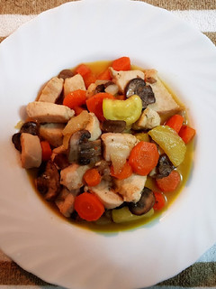 Una foto de Salteado de pollo con verduras y setas