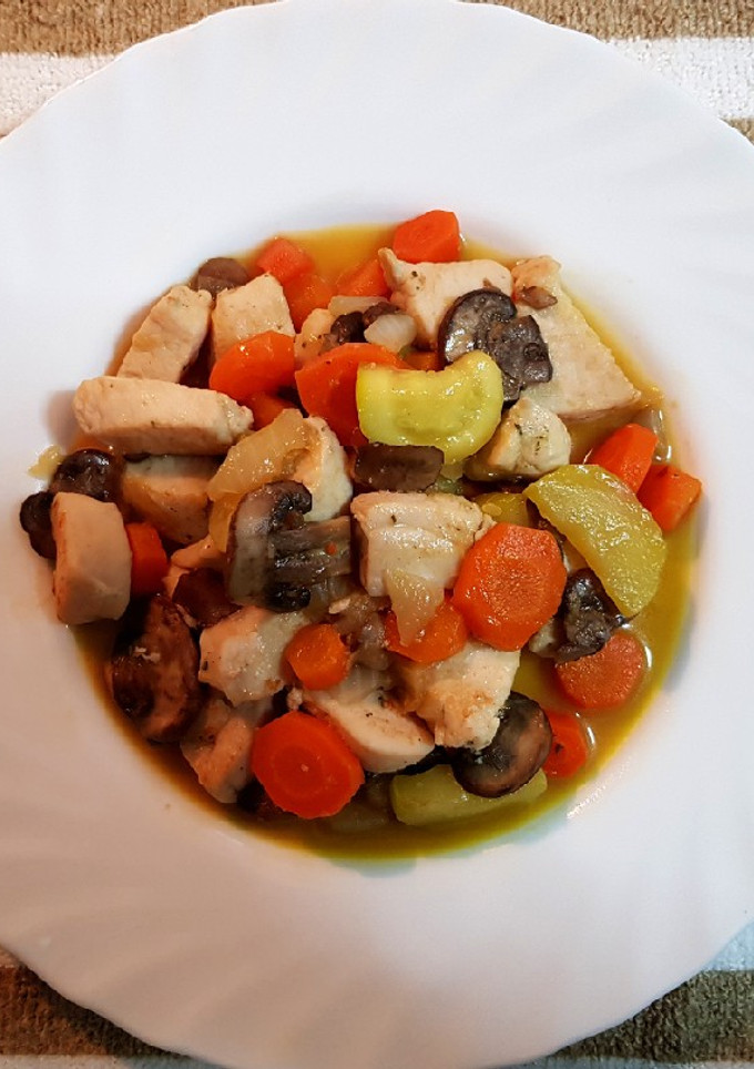 Una foto de Salteado de pollo con verduras y setas
