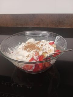 Una foto de Postre de Yogurt, Fresas y Plátano